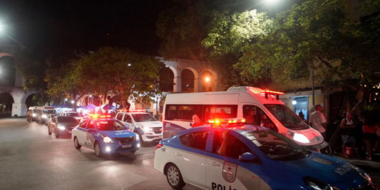 Taxista foi preso em Copacabana após tentar cobrar valor abusivo de turistas alemães. Caso foi registrado como tentativa de estelionato no Rio de Janeiro.