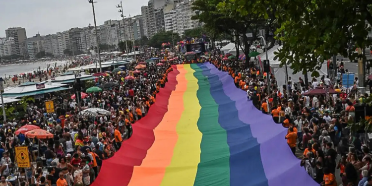 Projeto aprovado em primeira votação na Câmara de São Paulo que limita participação de menores em eventos LGBTQIA+ gera críticas e discussão sobre constitucionalidade.