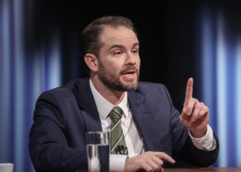 Ministro Dario Durigan afirma que reação da União Europeia às tarifas dos EUA aumentou tensões globais e destaca postura moderada do Brasil em entrevista.
