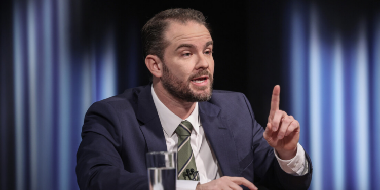 Ministro Dario Durigan afirma que reação da União Europeia às tarifas dos EUA aumentou tensões globais e destaca postura moderada do Brasil em entrevista.