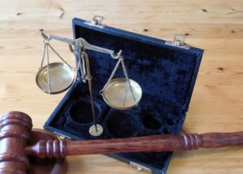 Davi Alcolumbre e Edson Fachin discutem mudanças nas regras de supersalários do Judiciário e possível regulamentação de penduricalhos no serviço público.