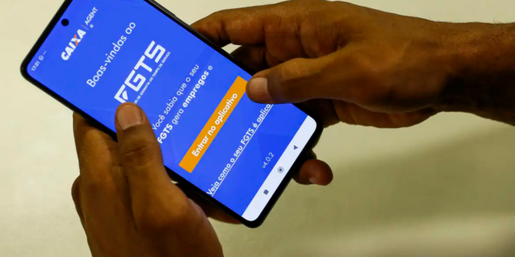 Caixa libera novo lote do FGTS para trabalhadores demitidos entre 2020 e 2025. Pagamentos somam R$ 8,5 bilhões e alcançam 10,5 milhões de pessoas.