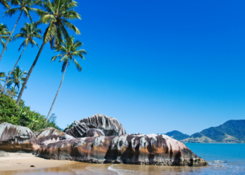 GBMar e Marinha realizam buscas por casal desaparecido em Ilhabela após passeio de moto aquática. Embarcação foi encontrada à deriva no mar.