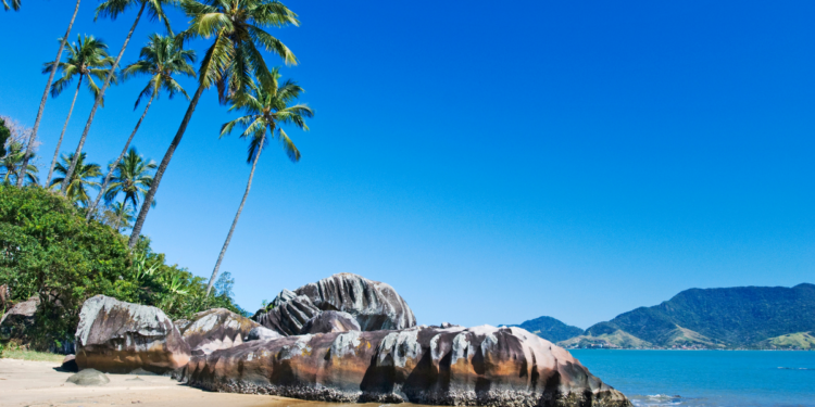 GBMar e Marinha realizam buscas por casal desaparecido em Ilhabela após passeio de moto aquática. Embarcação foi encontrada à deriva no mar.