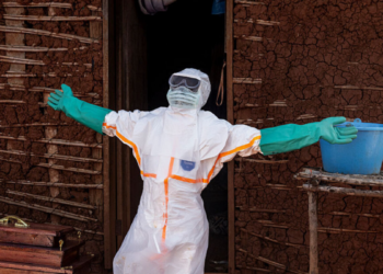 Ataques a hospitais no leste da República Democrática do Congo provocam fuga de pacientes com ebola e aumentam temor de avanço do surto na região de Ituri.