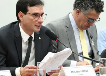 PEC 221/19 propõe fim da escala 6x1 e redução da jornada de trabalho para 40 horas semanais no Brasil, com transição gradual sem redução salarial.