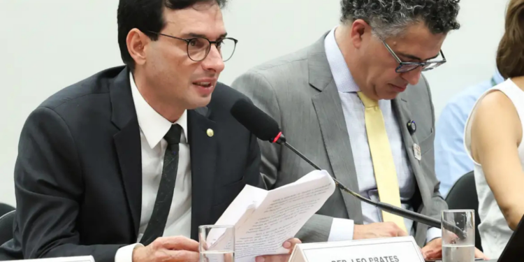 PEC 221/19 propõe fim da escala 6x1 e redução da jornada de trabalho para 40 horas semanais no Brasil, com transição gradual sem redução salarial.
