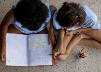 Levantamento mostra que parte dos estudantes não reconhece debates sobre racismo nas escolas, apesar de leis que tornam o ensino da história afro-brasileira obrigatório.