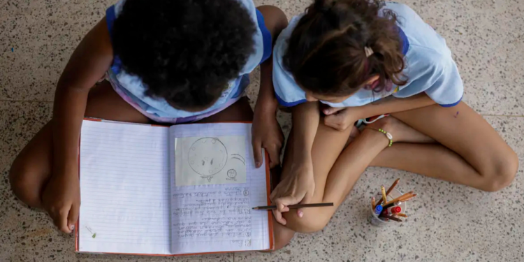 Levantamento mostra que parte dos estudantes não reconhece debates sobre racismo nas escolas, apesar de leis que tornam o ensino da história afro-brasileira obrigatório.
