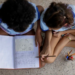 Levantamento mostra que parte dos estudantes não reconhece debates sobre racismo nas escolas, apesar de leis que tornam o ensino da história afro-brasileira obrigatório.
