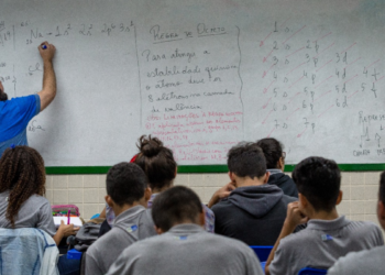 Governo do Rio de Janeiro convoca mais de 5,4 mil professores para ampliar jornada de 18 para 30 horas semanais com reajuste salarial.
