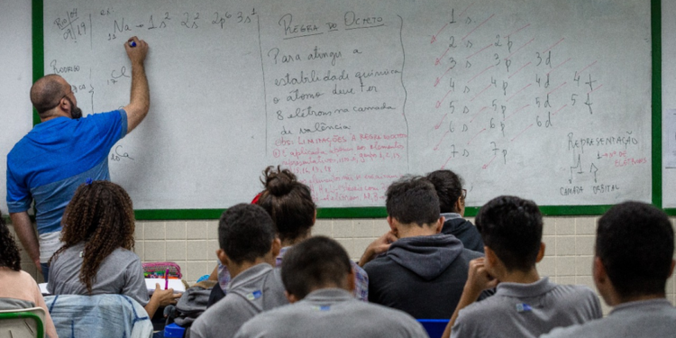 Governo do Rio de Janeiro convoca mais de 5,4 mil professores para ampliar jornada de 18 para 30 horas semanais com reajuste salarial.