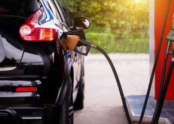 Governo federal anuncia subsídio de R$ 0,44 por litro de gasolina por dois meses para reduzir impacto da alta dos combustíveis, com custo estimado de R$ 2,4 bilhões.