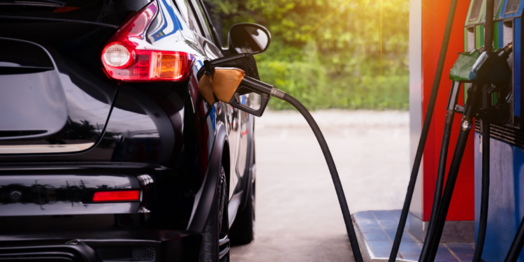 Governo federal anuncia subsídio de R$ 0,44 por litro de gasolina por dois meses para reduzir impacto da alta dos combustíveis, com custo estimado de R$ 2,4 bilhões.