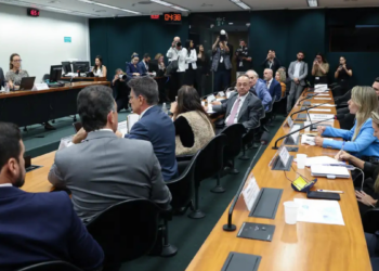 Comissão da Câmara adia votação da PEC 221/19 que prevê fim da escala 6x1 e redução da jornada para 40 horas semanais; análise será retomada nesta quarta-feira.