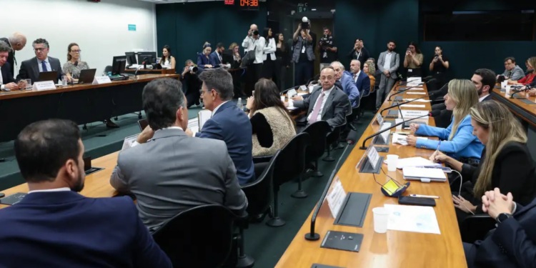 Comissão da Câmara adia votação da PEC 221/19 que prevê fim da escala 6x1 e redução da jornada para 40 horas semanais; análise será retomada nesta quarta-feira.