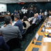 Comissão da Câmara adia votação da PEC 221/19 que prevê fim da escala 6x1 e redução da jornada para 40 horas semanais; análise será retomada nesta quarta-feira.