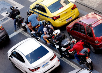 Atlas da Violência 2026 revela aumento das mortes com motocicletas no Brasil. Acidentes com motos já representam mais de 40% dos óbitos no trânsito.