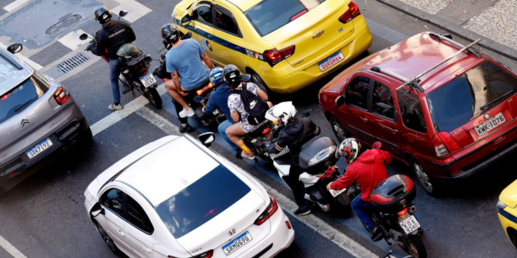 Atlas da Violência 2026 revela aumento das mortes com motocicletas no Brasil. Acidentes com motos já representam mais de 40% dos óbitos no trânsito.