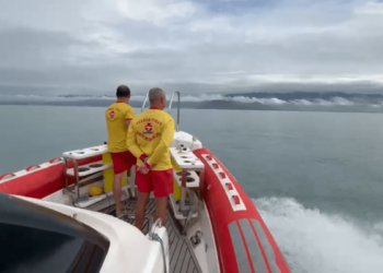 Jovem desaparecida após passeio de moto aquática em Ilhabela é encontrada com vida no mar após dois dias. Caso mobiliza equipes de resgate no litoral norte de São Paulo.