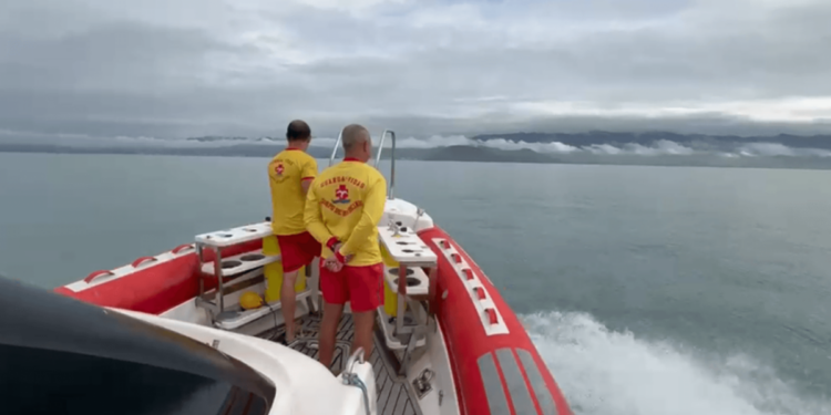 Jovem desaparecida após passeio de moto aquática em Ilhabela é encontrada com vida no mar após dois dias. Caso mobiliza equipes de resgate no litoral norte de São Paulo.