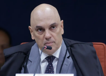 Alexandre de Moraes encaminha à PGR pedido para investigar Jair Bolsonaro e Flávio Bolsonaro em inquérito envolvendo Eduardo Bolsonaro e suposta atuação nos EUA.