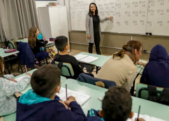 Senado aprova aumento do piso salarial dos professores para R$ 5.130,63 em 2026. Reajuste será de 5,4% e supera a inflação, segundo o governo federal.