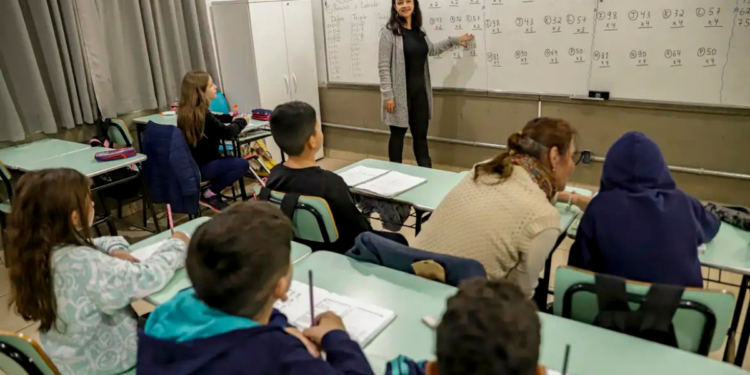 Senado aprova aumento do piso salarial dos professores para R$ 5.130,63 em 2026. Reajuste será de 5,4% e supera a inflação, segundo o governo federal.