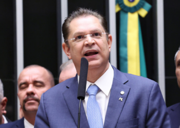 Bancada liderada por Sóstenes Cavalcante apoia fim da escala 6x1 e quer incluir jornada 4x3 na PEC em análise na Câmara dos Deputados.