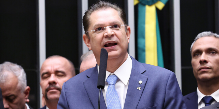 Bancada liderada por Sóstenes Cavalcante apoia fim da escala 6x1 e quer incluir jornada 4x3 na PEC em análise na Câmara dos Deputados.