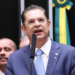Bancada liderada por Sóstenes Cavalcante apoia fim da escala 6x1 e quer incluir jornada 4x3 na PEC em análise na Câmara dos Deputados.