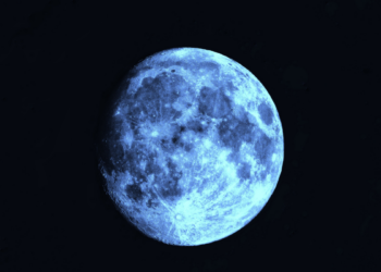 No dia 31 de maio, o céu terá a Lua Azul, fenômeno raro de duas luas cheias no mês, combinado com microlua, que deixa o satélite menor e menos brilhante.