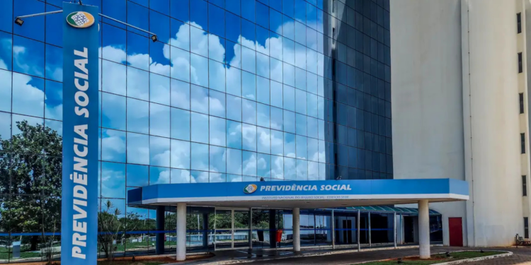 Dataprev informa vazamento de dados no INSS que expôs 2,8 milhões de CPFs. Incidente envolveu falha no aplicativo Meu INSS e já foi corrigido.