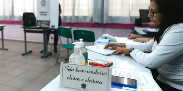 TREs recebem inscrições de mesários voluntários para as eleições de 2026. Cadastro pode ser feito pelo e-Título ou nos sites da Justiça Eleitoral.