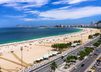 Show de Shakira em Copacabana reúne 2 milhões de pessoas e termina com 6 presos, sem ocorrências graves, segundo a Polícia Militar.