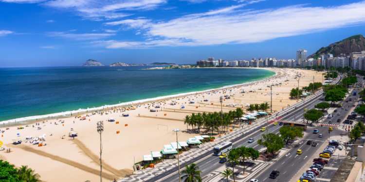 Show de Shakira em Copacabana reúne 2 milhões de pessoas e termina com 6 presos, sem ocorrências graves, segundo a Polícia Militar.