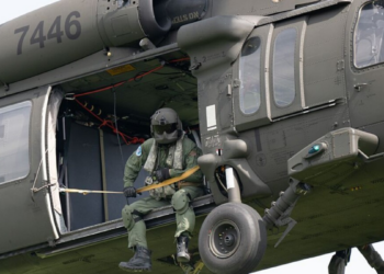 Governo interino do Rio suspende compra de helicóptero Black Hawk para a PMERJ após auditorias identificarem inconsistências no processo licitatório.