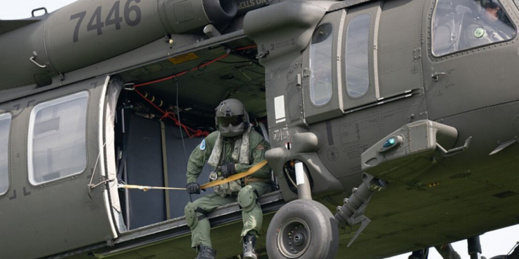 Governo interino do Rio suspende compra de helicóptero Black Hawk para a PMERJ após auditorias identificarem inconsistências no processo licitatório.