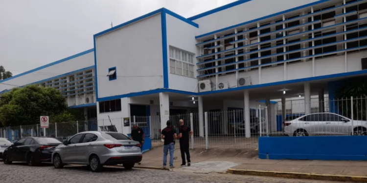 Concurso de Pádua (RJ) é adiado após recomendação do Ministério Público por falhas no edital, incluindo regras de cotas raciais.