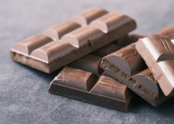 Lei federal determina percentuais mínimos de cacau e obriga fabricantes a informar o teor na parte frontal das embalagens de chocolate no Brasil.
