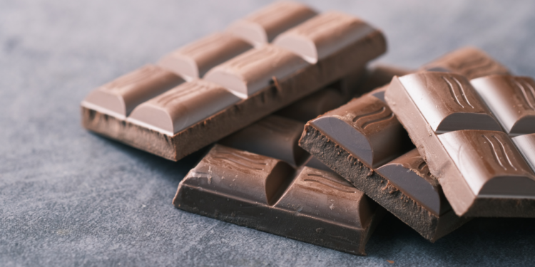 Lei federal determina percentuais mínimos de cacau e obriga fabricantes a informar o teor na parte frontal das embalagens de chocolate no Brasil.