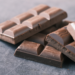 Lei federal determina percentuais mínimos de cacau e obriga fabricantes a informar o teor na parte frontal das embalagens de chocolate no Brasil.