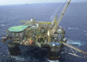 Produção de petróleo e gás no Brasil atinge recorde em março, impulsionada pelo pré-sal e pela expansão da produção nacional.