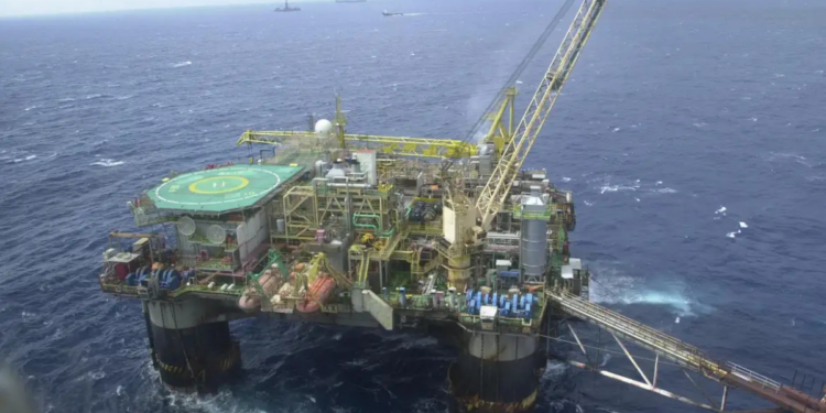 Produção de petróleo e gás no Brasil atinge recorde em março, impulsionada pelo pré-sal e pela expansão da produção nacional.