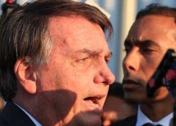 Jair Bolsonaro recebeu alta hospitalar após cirurgia no ombro direito realizada em Brasília. Ex-presidente apresentou boa recuperação após procedimento no manguito rotador no Hospital DF Star.