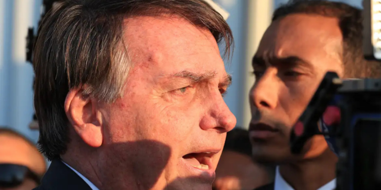 Jair Bolsonaro recebeu alta hospitalar após cirurgia no ombro direito realizada em Brasília. Ex-presidente apresentou boa recuperação após procedimento no manguito rotador no Hospital DF Star.