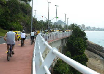 A ressaca no litoral do Rio de Janeiro interditou a Ciclovia Tim Maia e elevou ondas acima de 3,5 metros em Niterói. Autoridades reforçam orientações de segurança até terça-feira (5).