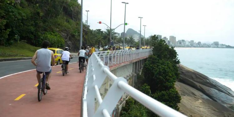 A ressaca no litoral do Rio de Janeiro interditou a Ciclovia Tim Maia e elevou ondas acima de 3,5 metros em Niterói. Autoridades reforçam orientações de segurança até terça-feira (5).