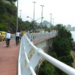 A ressaca no litoral do Rio de Janeiro interditou a Ciclovia Tim Maia e elevou ondas acima de 3,5 metros em Niterói. Autoridades reforçam orientações de segurança até terça-feira (5).