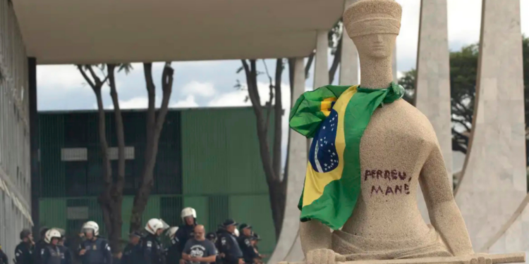 O ministro Alexandre de Moraes negou pedido para aplicar imediatamente o projeto da Dosimetria no caso de Débora Rodrigues, condenada por participação nos atos de 8 de janeiro.